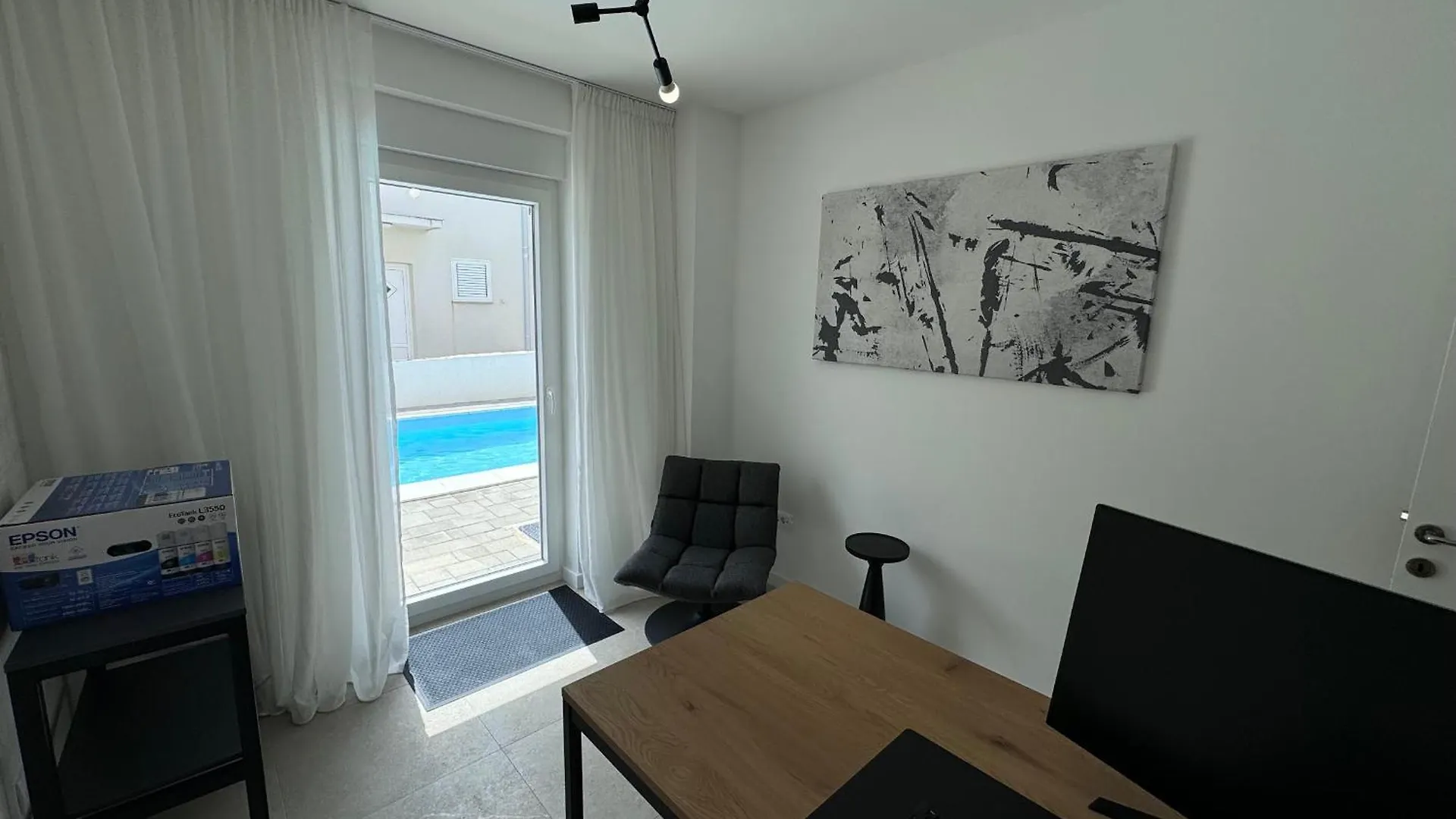 Villa Plesa With Office And Private Pool 포블랴나