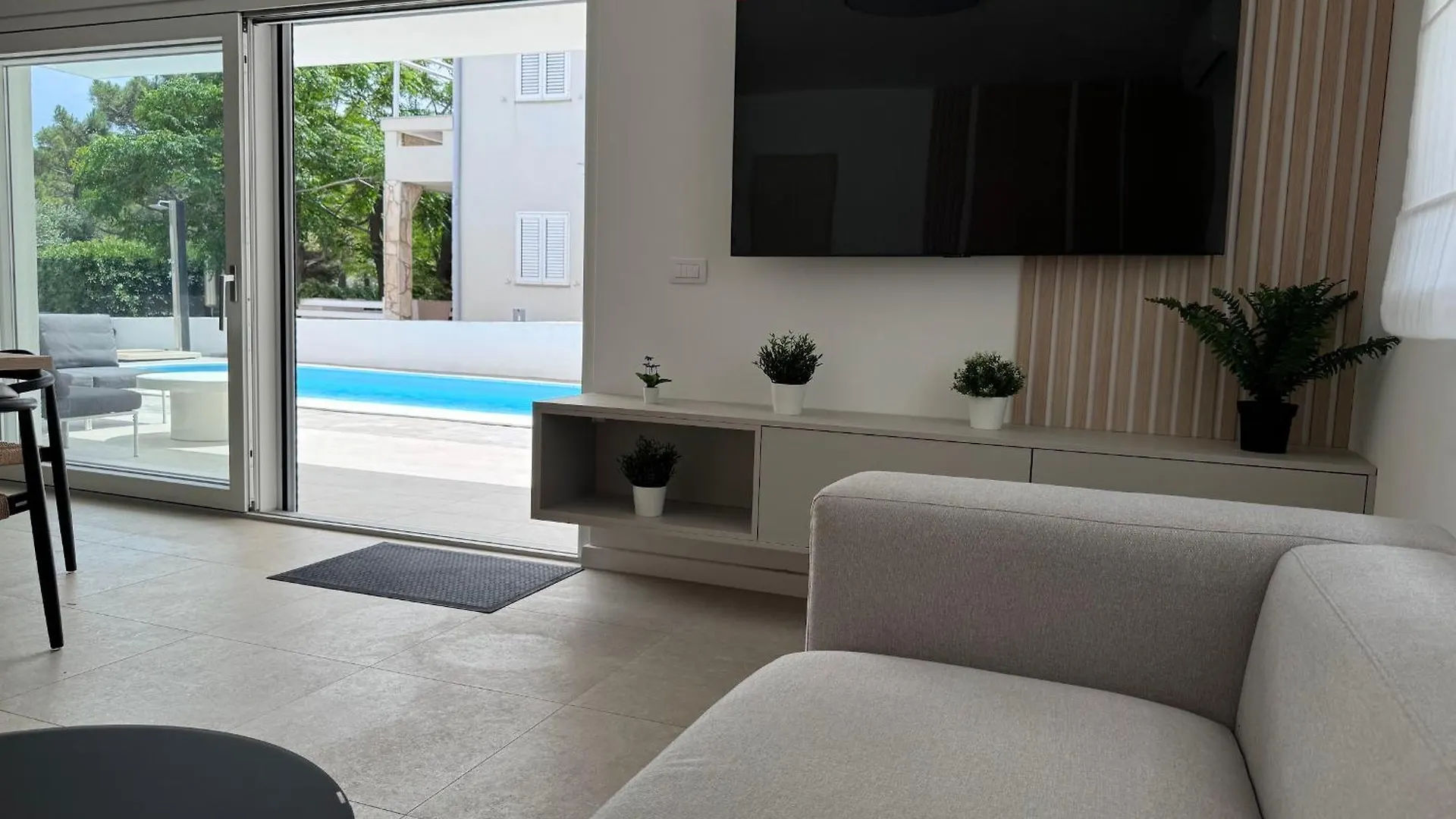 Villa Plesa With Office And Private Pool 포블랴나